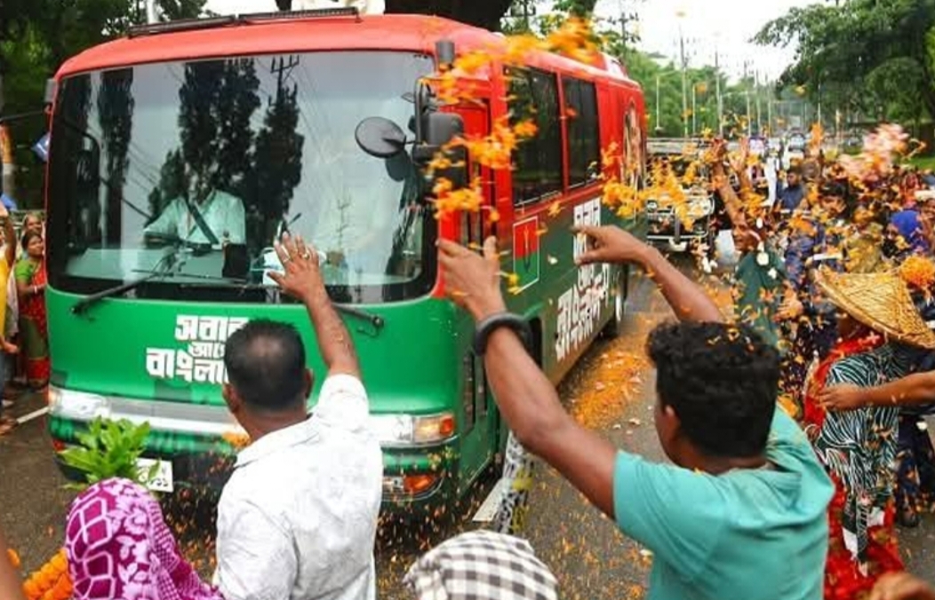 প্রধানমন্ত্রীকে স্বাগত জানিয়ে চা শ্রমিকদের ‘ফুলবৃষ্টি’
